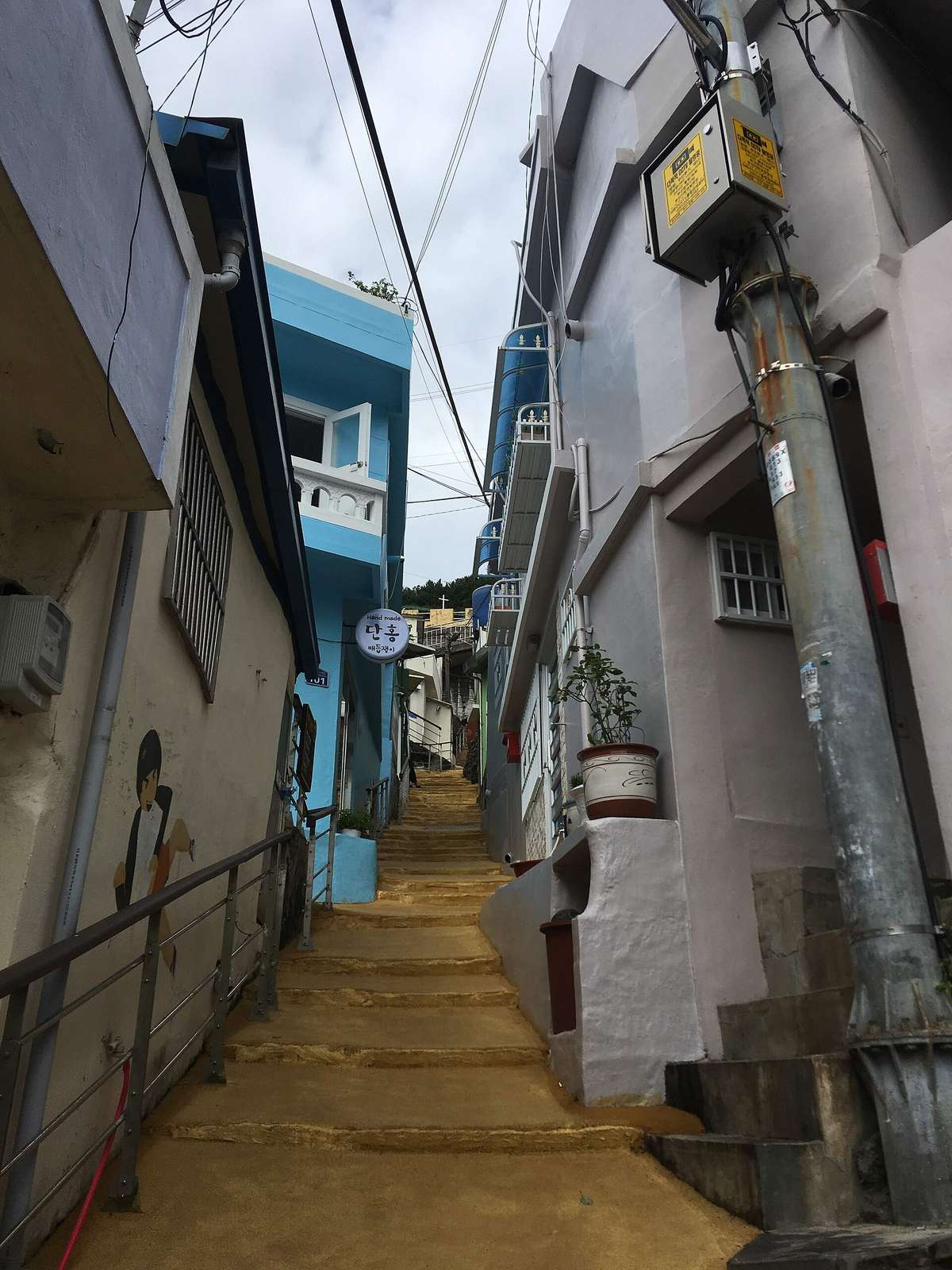 마을 위아래를 잇는 가파른 계단길 — 감천을 걷는다는 것은 계단을 오르내리는 일이다