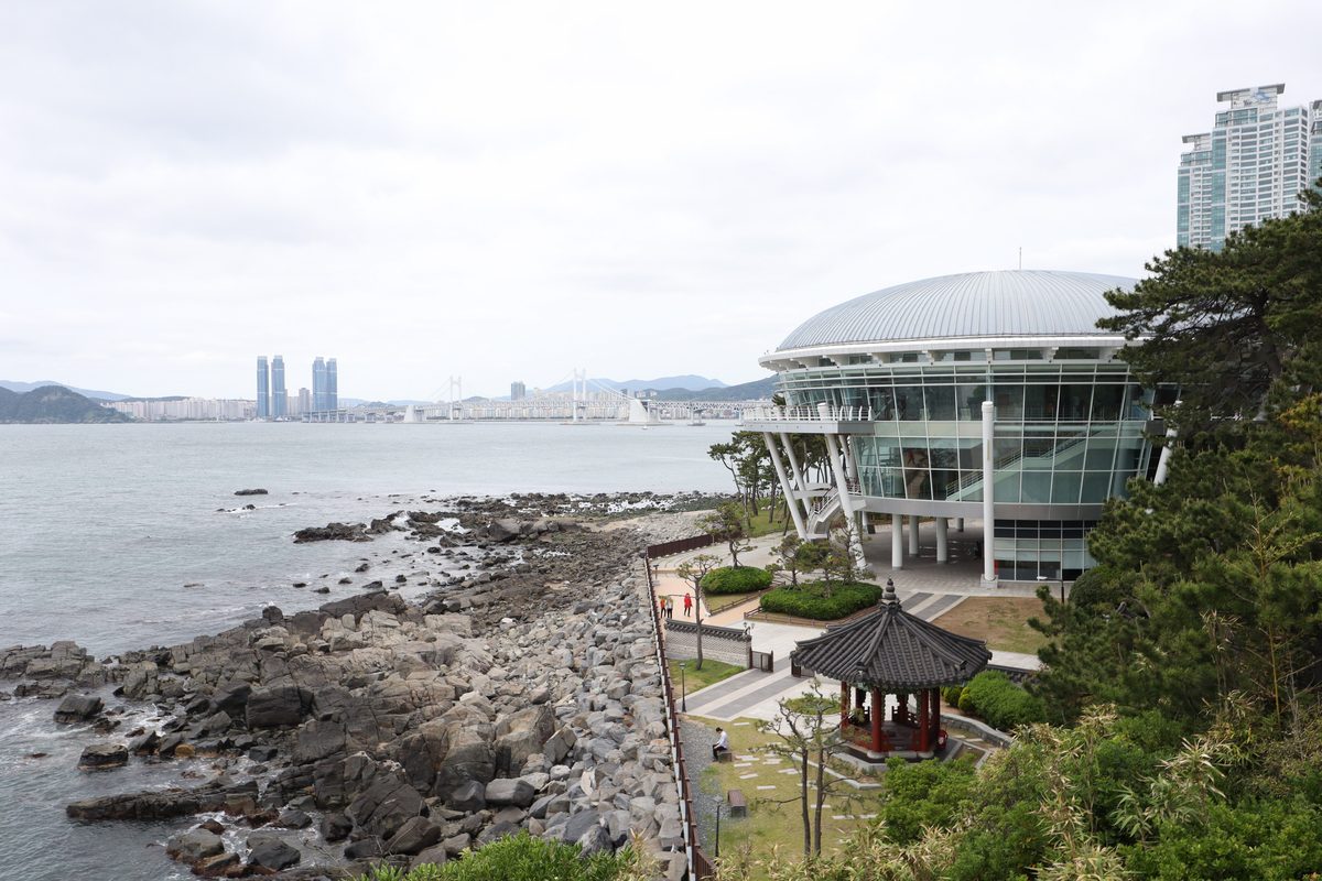 동백섬 끝에 선 누리마루 APEC 하우스 — 2005년 부산 APEC 정상회의장, 멀리 광안대교가 보인다