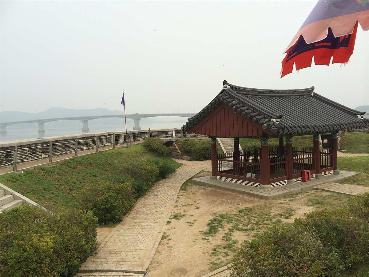 초지진의 성벽과 포대, 뒤로 초지대교가 보인다