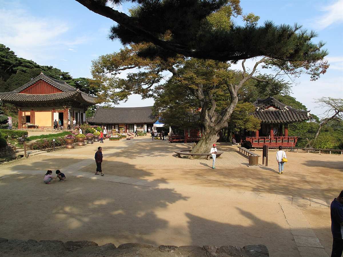 전각들이 둘러선 전등사 경내 마당