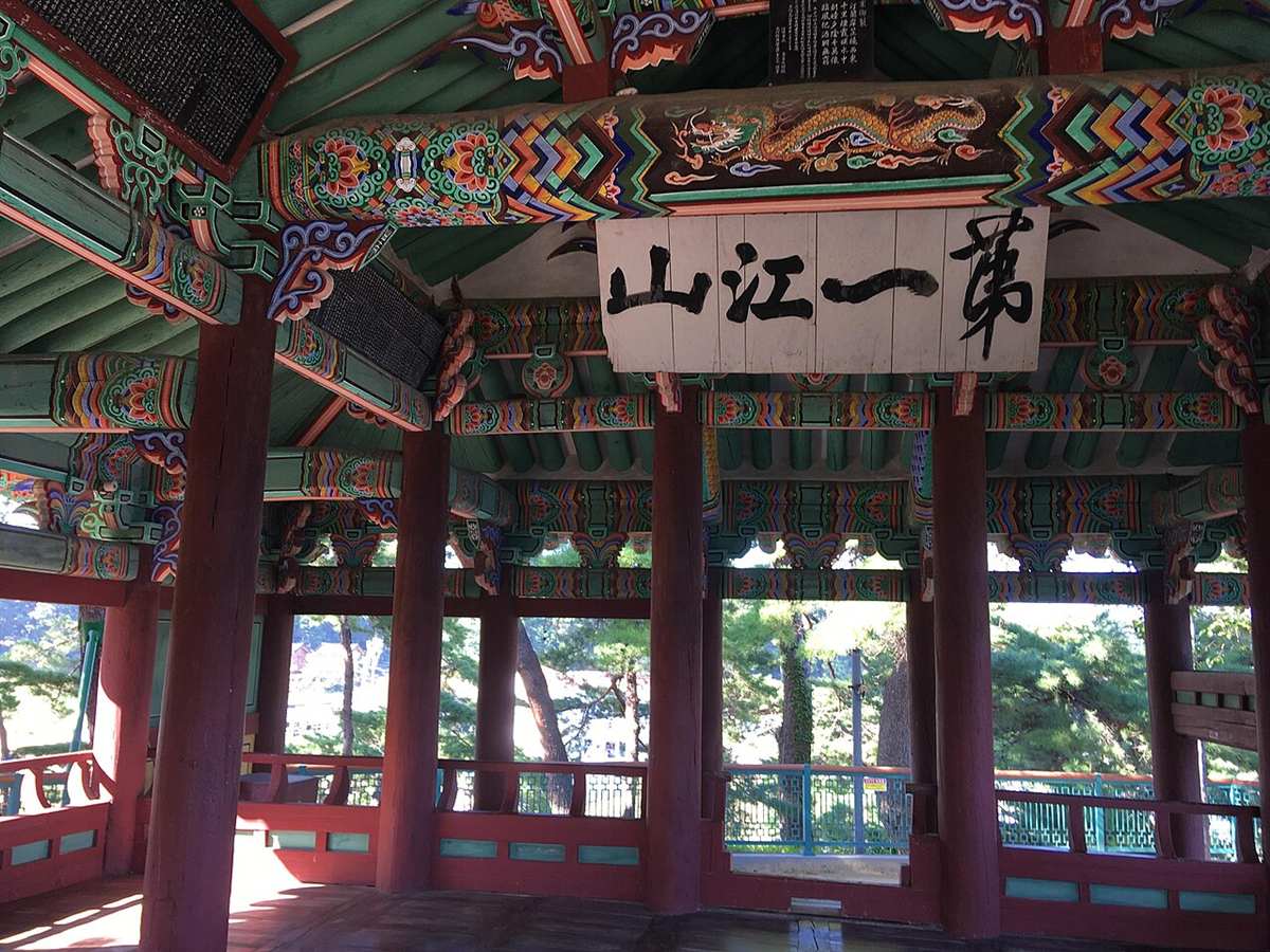 누마루 내부와 '제일강산(第一江山)' 편액, 두 단으로 나뉜 마루와 계자난간이 보인다