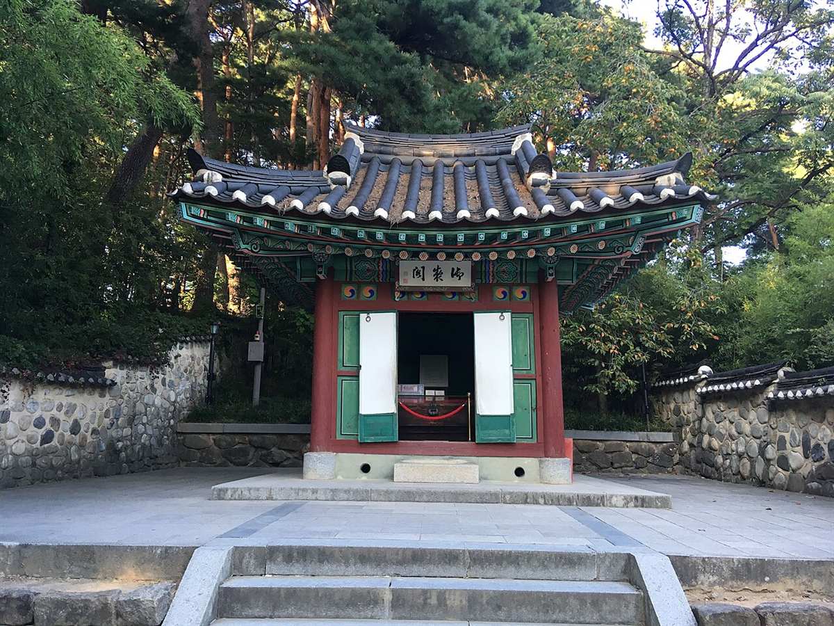 어제각: 1788년 정조의 어명으로 세워 격몽요결과 벼루를 보관한다