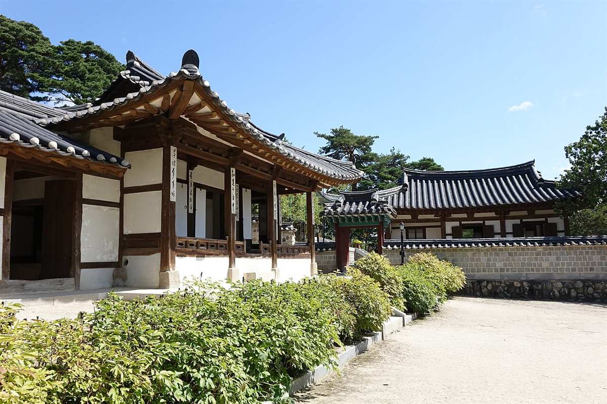오죽헌 경내: 툇마루를 두른 옛 건물과 돌담이 이어진다