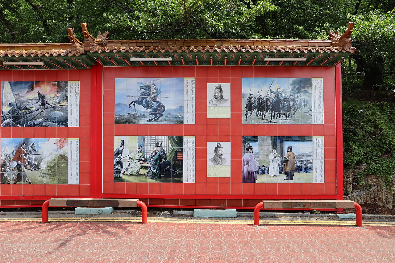삼국지 벽화거리. 붉은 담장을 따라 80여 장면이 순서대로 이어진다