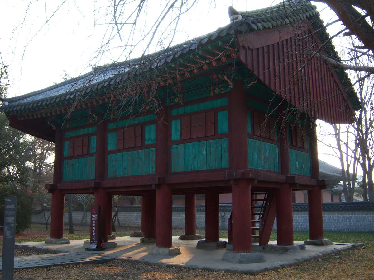 전주사고 — 실록을 습기와 벌레에서 지키려 바닥을 높이 띄운 누각식 서고(1991년 복원)