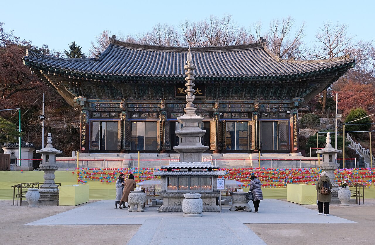 봉은사의 중심 법당인 대웅전 정면