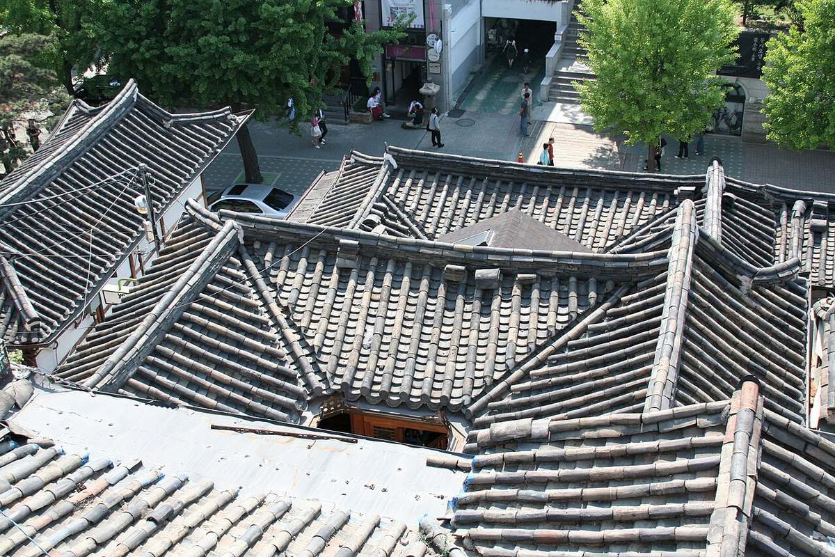 언덕 위에서 내려다본 삼청동 일대의 기와지붕 물결