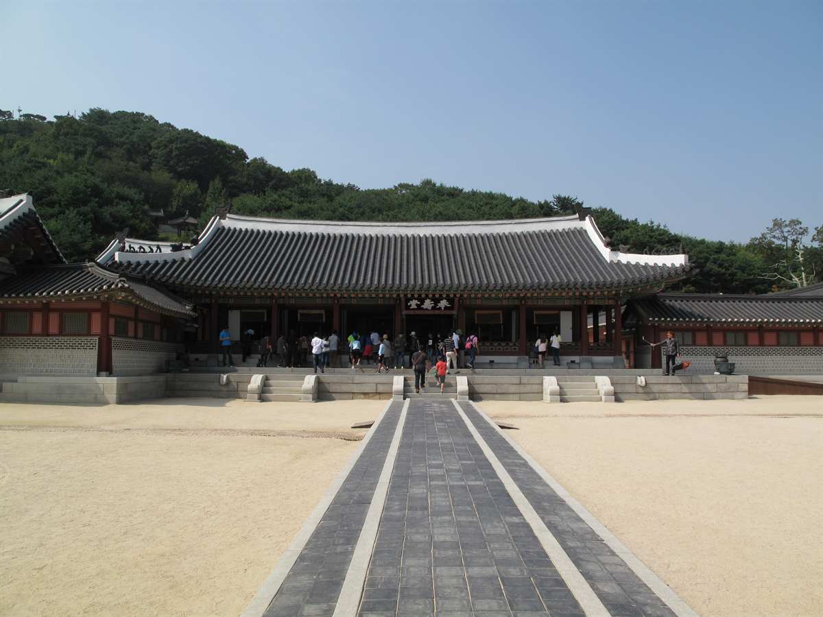 봉수당: 1795년 혜경궁 홍씨의 회갑 잔치가 열린 정전, 가운데 길이 어도다