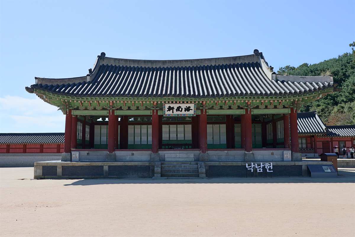 낙남헌: 벽 없이 트인 행사용 건물로, 일제강점기를 지나며 헐리지 않고 남았다